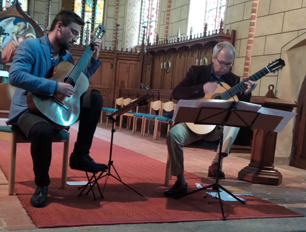 Du betrachtest gerade Klostermusik mit dem Cosmos Guitar Duo mit Dino Dornis und Bence Hartl